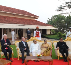 Su Majestad el Rey junto al Gobernador del Estado de Maharashtra y su esposa, el Ministro Jefe del Estado de Maharashtra y el ministro de Asuntos Exte